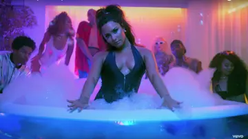 Le maillot de bain zippé de Demi, Lovato dans Sorry not sorry