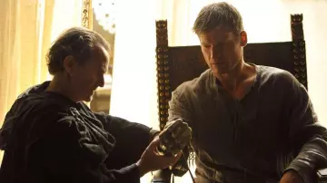 Gold hand worn by Jaime Lannister (Nikolaj Coster-Waldau) as seen in Game of Thrones S04E01