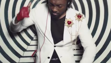Pin star/heart scope by Will.i.am in her video clip This is Love feat. Eva Simons