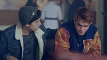 Le bonnet de Jughead Jones (Cole Sprouse) dans Riverdale S02E01