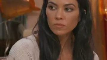 Le pull beige porté par Kourtney Kardashian dans l'Incroyable Famille Kardashian S15E01