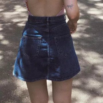La jupe trapèze en jean portée par Ulouh aka Salina sur son compte Instagram