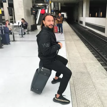 Shoes black Adidas Yeezy boost 350 V2 worn by Bob Sinclar on his account Instagram