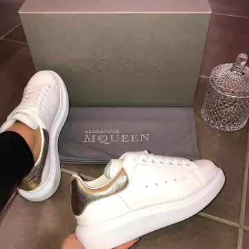 Las zapatillas blancas y doradas de alexander McQueen de @Zoefcs en Instagram