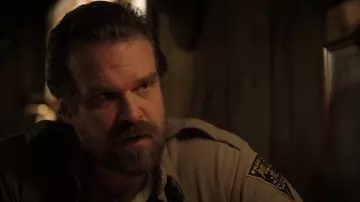 The crest of the police of Hawkins on the shirt of Jim Hopper (David Harbour) in Stranger Things S02E03