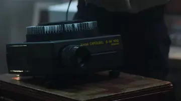 The overhead projector Kodak Carousel of Halvorson (Guy Pearce) in The Innocent Season 1