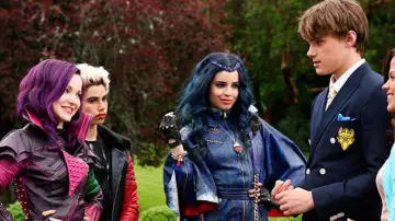 blue hair wig of Evie (Sofia Car­son) as seen in De­scen­dants 2