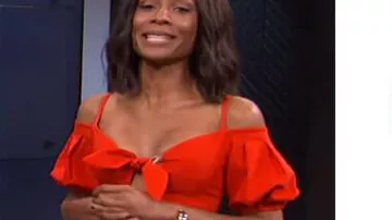 El vestido rojo nookie usado por Zuri Hall en E! Noticias el 8 de agosto de 2018