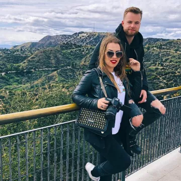El bolso bandolera Love Moschino que lleva @emmymakeuppro en su cuenta de Instagram