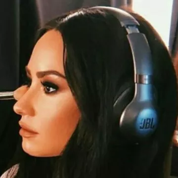 The Headset JBL Sound from Demi Lovato (@ddlovato) on Instagram