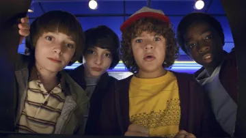 Le t-shirt du tableau périodique jaune de Dustin Henderson (Gaten Matarazzo) dans Stranger Things Saison 2 Episode 1