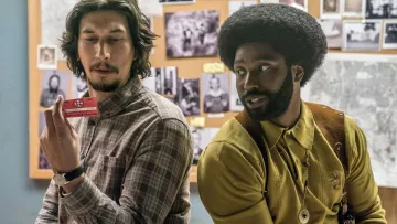 La chemise à carreaux de Flip Zimmermann (Adam Driver) dans BlacKkKlansman