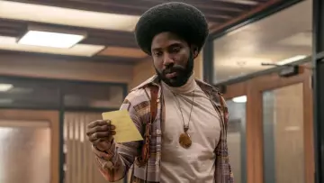 Le t-shirt col roulé moulant de Ron Stall­worth (John Da­vid Wa­shing­ton) dans Bla­cKkK­lans­man