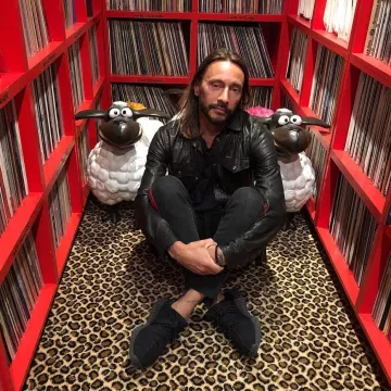 Shoes black Adidas Yeezy Boost 350 V2 worn by Bob Sinclar on his account Instagram