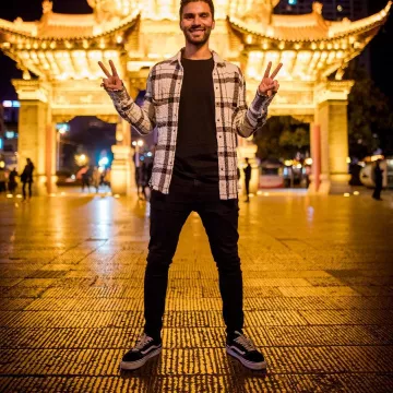 The Sneakers Vans Old Skool black worn by R3hab on his account Instagram