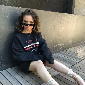 La sudadera negra con el lema "love Paris" de Pretty Little Thing usada por Nathalie Paris en su cuenta de Instagram