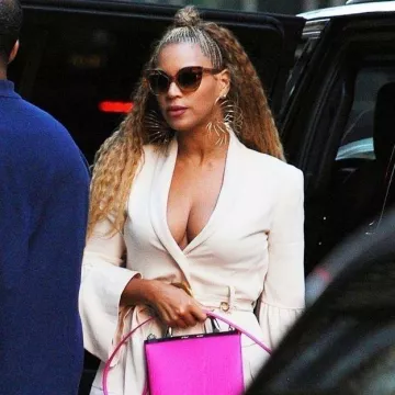The hand bag pink Off White Beyoncé out in New York City