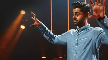 La chemise en jean de la marque Officine Generale  portée par Hasan Minhaj dans son spectacle Homecoming King