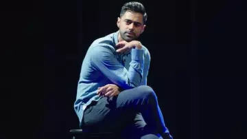 Le chino bleu porté par Hasan Minhaj dans son spectacle Homecoming King