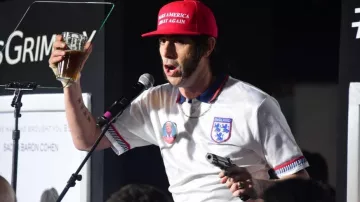 "Faire de l'Amérique Grande Encore" bonnet rouge porté par Sacha Baron Cohen Qui en est l'Amérique