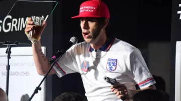 La casquette rouge "Make America Great Again" de Sacha Baron Cohen dans Who is America.