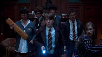 La batte de cricket de Kay (Isabella Laughland) dans Slaughterhouse Rulez