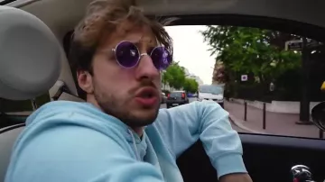 Les lunettes de soleil violettes de Maxenss dans la video Freestyle de potes de Squeezie, Maxenss et Seb la Frite