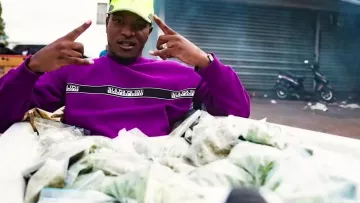 La sudadera púrpura Napapijri de Niska en el video musical de W.L.G