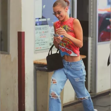 Bella Hadid Wedgie Ripped Jeans de la Jambe Droite sur Instagram