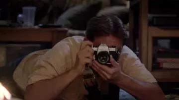 L'appareil photo Pentax K1000 de Mark Hogancamp (Steve Carell) dans Bienvenue à Marwen
