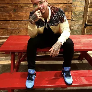 Sneakers Air Jordan 4 Retro "cactus Jack" made by J Balvin on the account Instagram @nicekicks