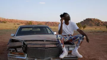 Pantalones de León (Joey Bada$$) en Mr Robot S03E07