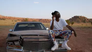 Pants de Leon (Joey Bada$$) on the Mr Robot S03E07