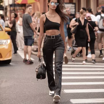 The white shoes Louis Vuitton LV Archlight worn by Gizele Oliveira on his account Instagram