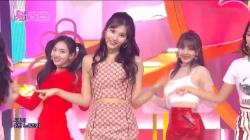 The skirt Gucci canvas printed GG Tzuyu in the broadcast Inkigayo