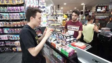 Le t-shirt Ellesse bordeaux porté par le vendeur de la vidéo "On a échangé un stylo contre un scooter" de Hugo Posay