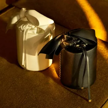 The handbag cylindrical Mango on the account Instagram of Mango