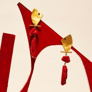 The earrings combination of red and golden Mango on the account Instagram of Mango