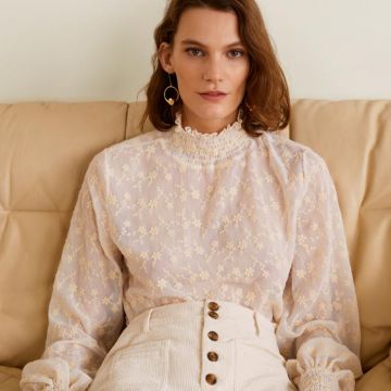 The velvet trousers high waist Mango on the account Instagram of Mango