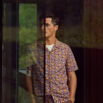 The shirt printed leaf Mango on the account Instagram of Mango