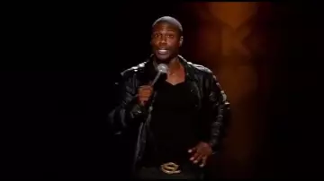 La ceinture Yves Saint Laurent portée par Kevin Hart dans son spectacle Seriously Funny