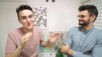 Le gros casque audio vert porté par le mannequin alien dans la vidéo "l'ultime jeu des cotes" de Hugo Posay