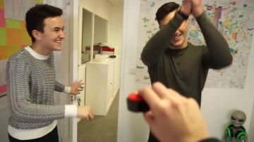 Le casque audio Ra­zer Kra­ken Pro V2 vert fluo porté par l'Alien en arrière plan de la vidéo de Hugo Posay "J'ai perdu 1000€ pour cette vidéo"