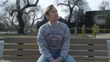 Le sweatshirt University of American Samoa porté par Saul Goodman (Bob Odenkirk) dans Better Call Saul S04E01