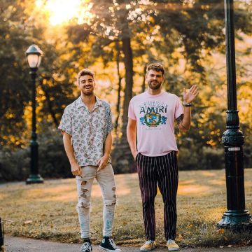 The Sneakers Vans Authentic worn by Alex Pall on the account Instagram @thechainsmokers