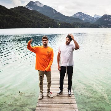 The Sneakers Vans Old Skool leather worn by Alex Pall on the account Instagram @thechainsmokers