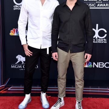 Sneakers Converse Chuck 70 Hi "off white" made by Alex Pall on the account Instagram @Thechainsmokers