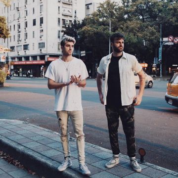 The Sneakers Vans Old Skool (Jersey) worn by Andrew Taggart on the account Instagram @Thechainsmokers