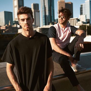 The Sneakers Vans Authentic Lite (Checkerboard) worn by Alex Pall on the account Instagram @thechainsmokers