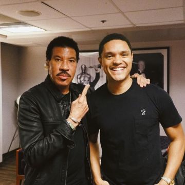 Le t-shirt noir Uniqlo Snoopy KAWS X PEANUTS porté par Trevor Noah sur son compte Instagram